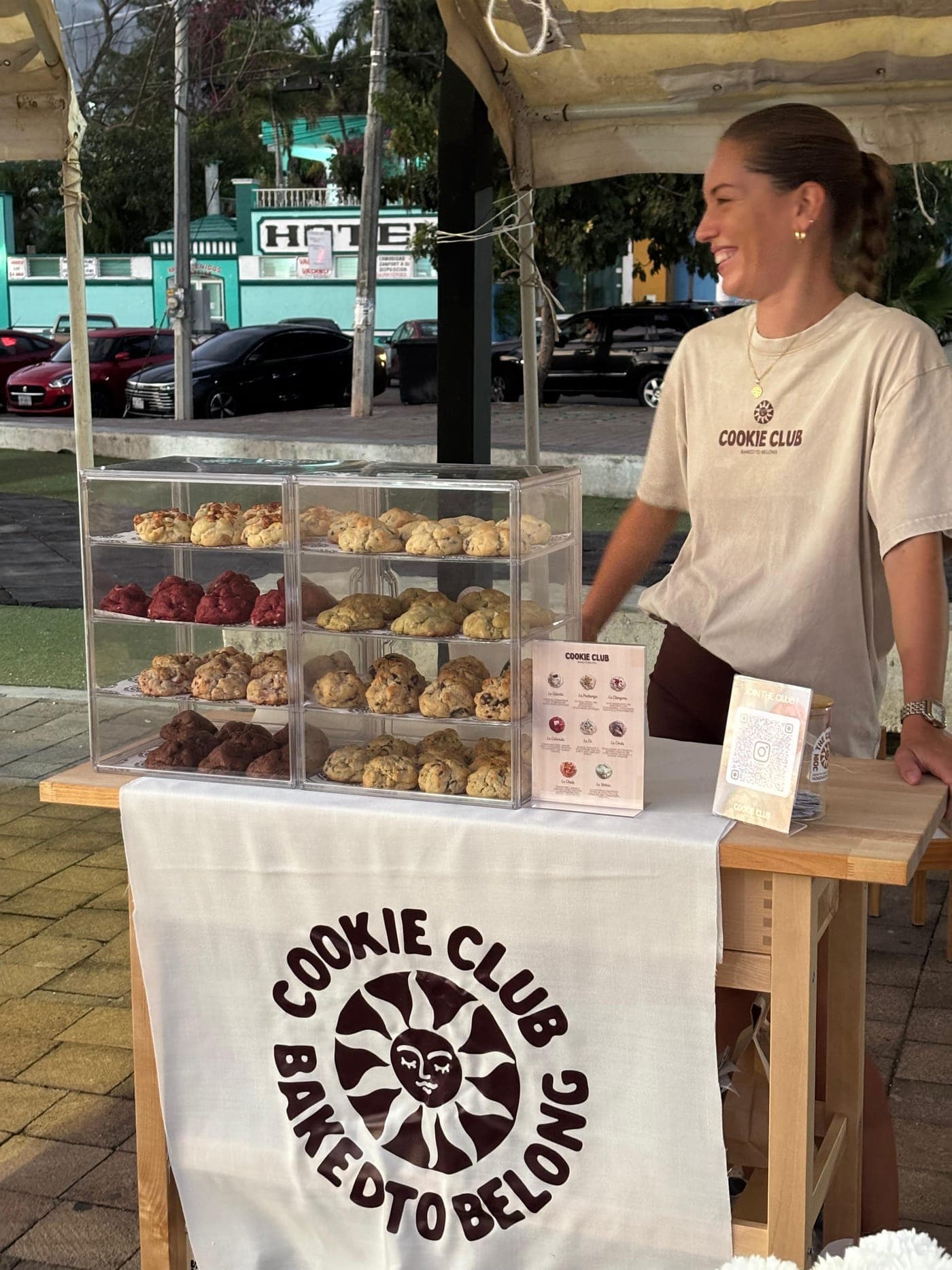 Valentina, fundadora de Cookie Club, repostera francesa en Playa del Carmen, junto a su stand de cookies artesanales