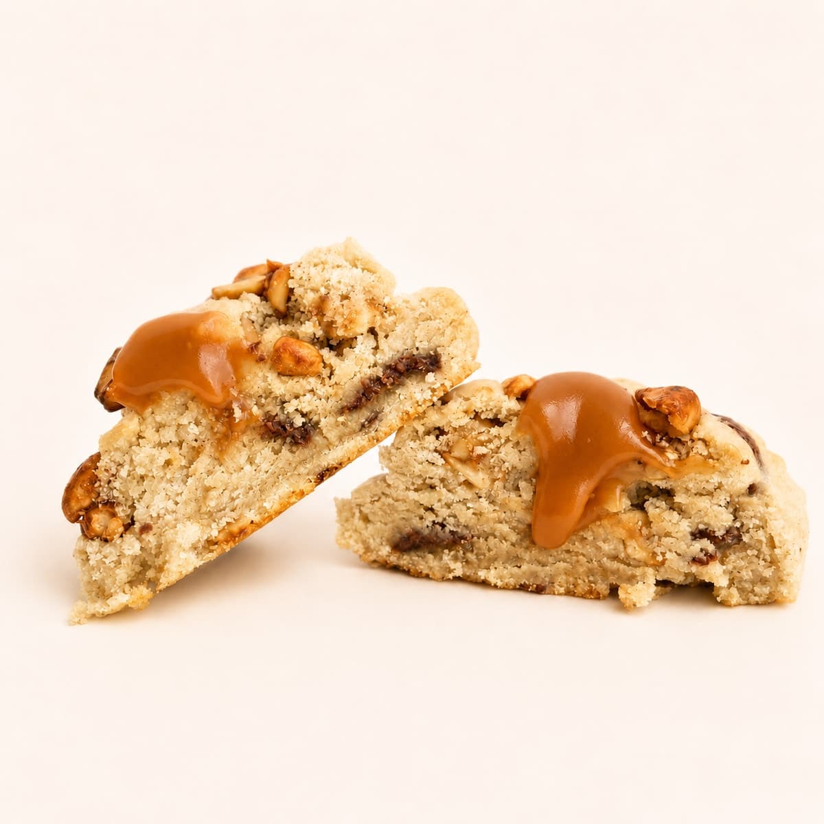 Cookie La Chula de caramelo casero, cacahuates tostados y chocolate con leche, galleta artesanal Cookie Club