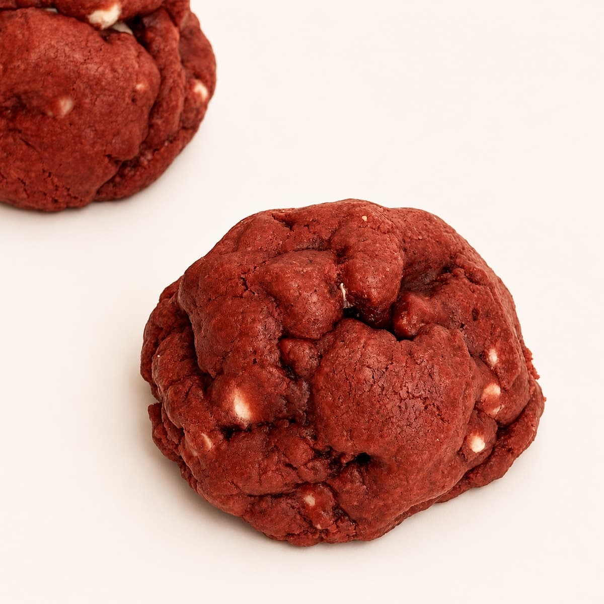 Cookie La Colorada Red Velvet con chocolate blanco y queso crema, galleta artesanal Cookie Club